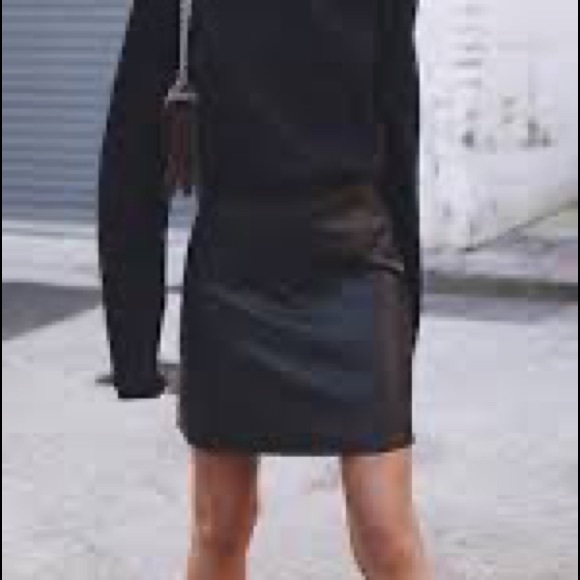 LN DARLING VERSACE MINI SKIRT. PAIR WITH HEELS OR BOOTS. BEAUTIFULLY TAILORED💞 - Picture 3 of 9